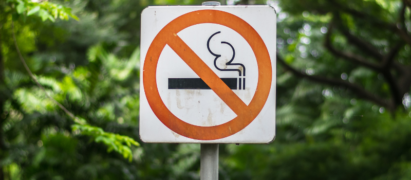 Panneau interdit de fumer installé en zone urbaine