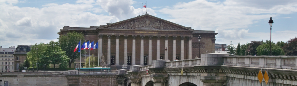 senat-impact-budget-2026-collectitivites-territoriales-assemblee-nationale Façade de l’Assemblée nationale française avec ses colonnes et le drapeau tricolore.