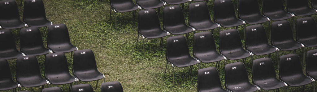 Chaises empilables professionnelles en plusieurs matériaux et couleurs
